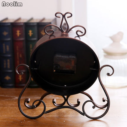 Klassisk vintage bordsklocka i metall