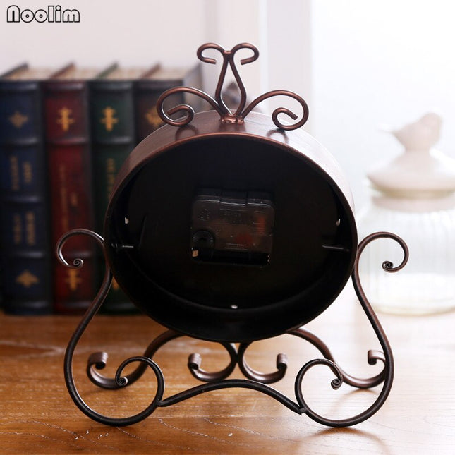 Klassisk vintage bordsklocka i metall