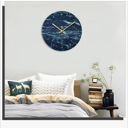 Väggklocka med marmorlook skandinavisk design