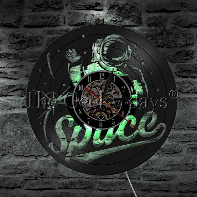 Väggklocka i vinyl med astronautmotiv
