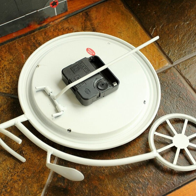 Väggklocka designad som ett cykelhjul