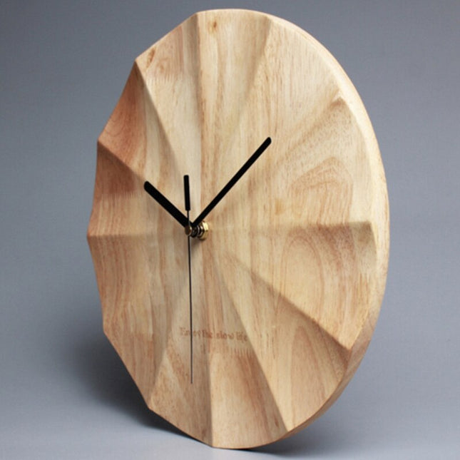 Modern väggklocka i geometriskt trä