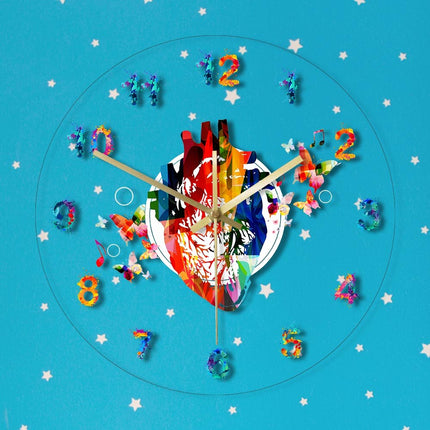 LED-väggklocka i akryl med hjärtmotiv