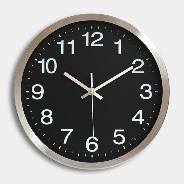 Enkel väggklocka med silverram