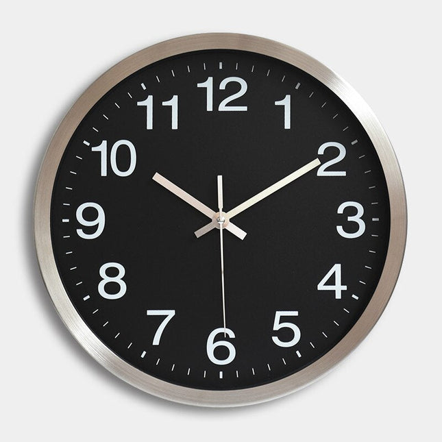 Enkel väggklocka med silverram