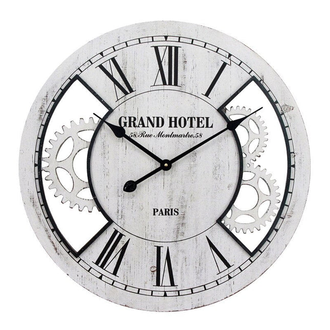 Väggklocka i trä med retrodesign