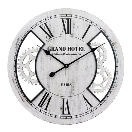 Väggklocka i trä med retrodesign