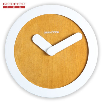 Modern väggklocka med tjocka visare