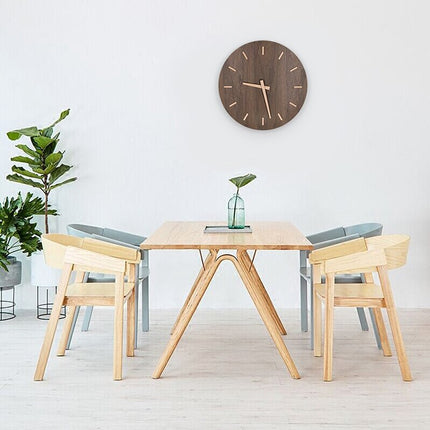 Tyst väggklocka i minimalistisk trädesign