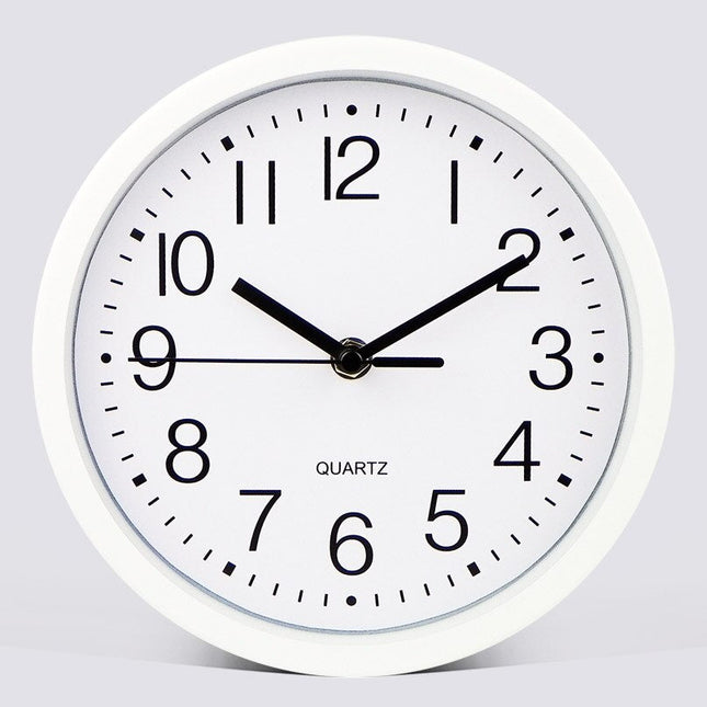 Klassisk rund vit väggklocka