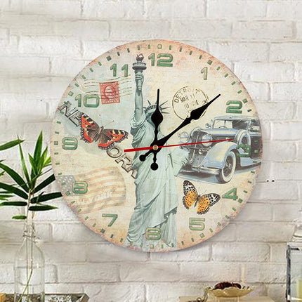 Dekorativ väggklocka i trä med ugglor