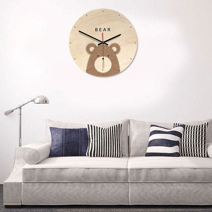 Väggklocka i trä med björnmotiv