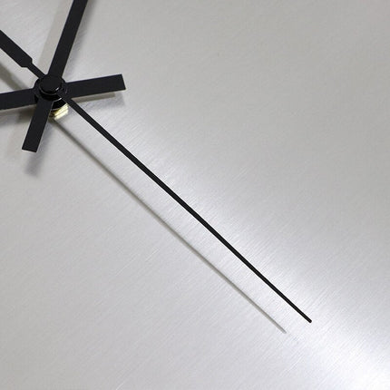 Väggklocka i minimalistisk borstat stål