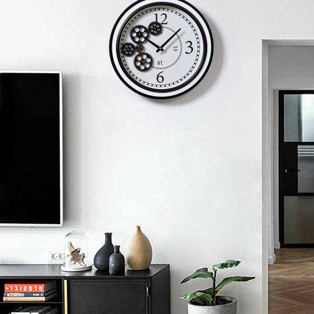 Svart industriell klocka med gulddetaljer