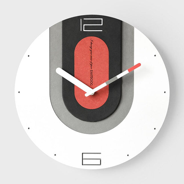 Färgglad väggklocka i industriell design