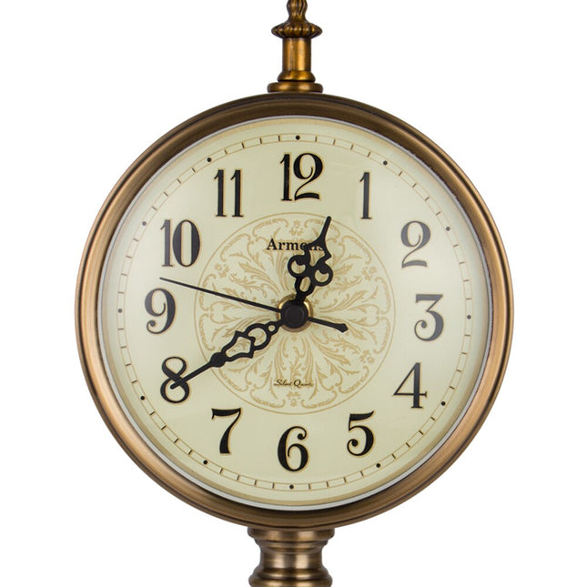 Retro bordsklocka i vintage mässing