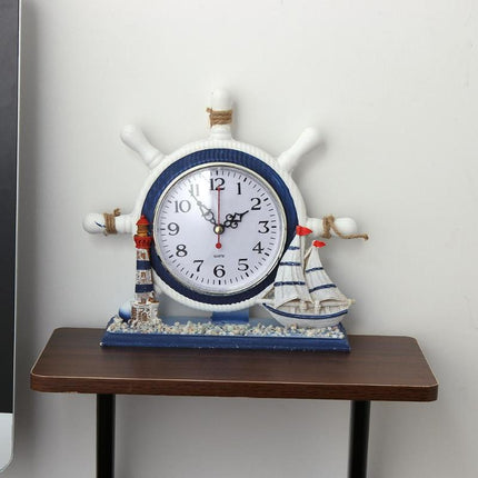 Maritim bordsklocka med fyr och roder
