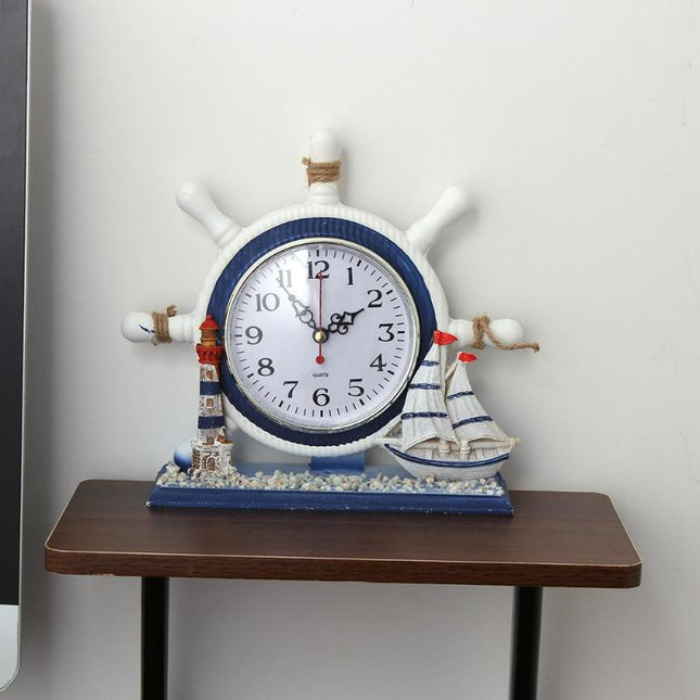 Maritim bordsklocka med fyr och roder