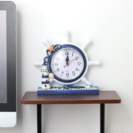 Maritim bordsklocka med fyr och roder