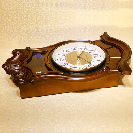 Klassiskt pendelur i trä för väggen