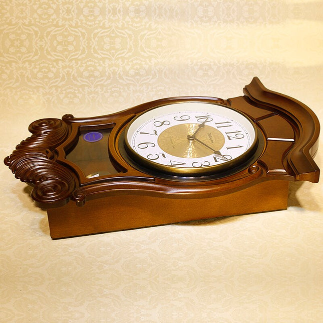 Klassiskt pendelur i trä för väggen