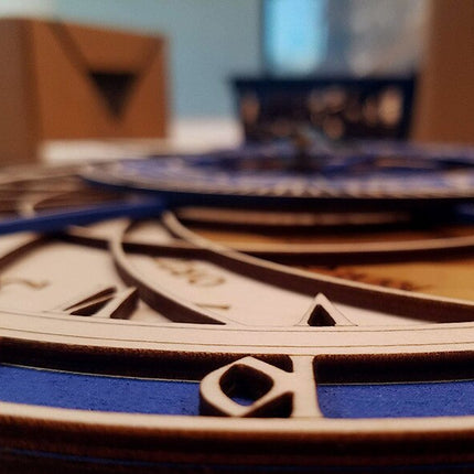 Blå astronomisk väggklocka i trä