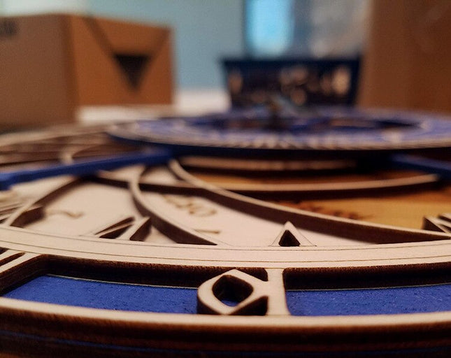 Blå astronomisk väggklocka i trä