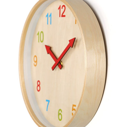 Väggklocka i trä med färgglada siffror