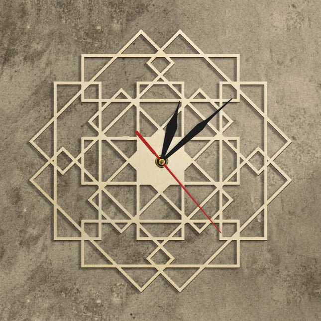 Geometrisk väggklocka i trä med mönster