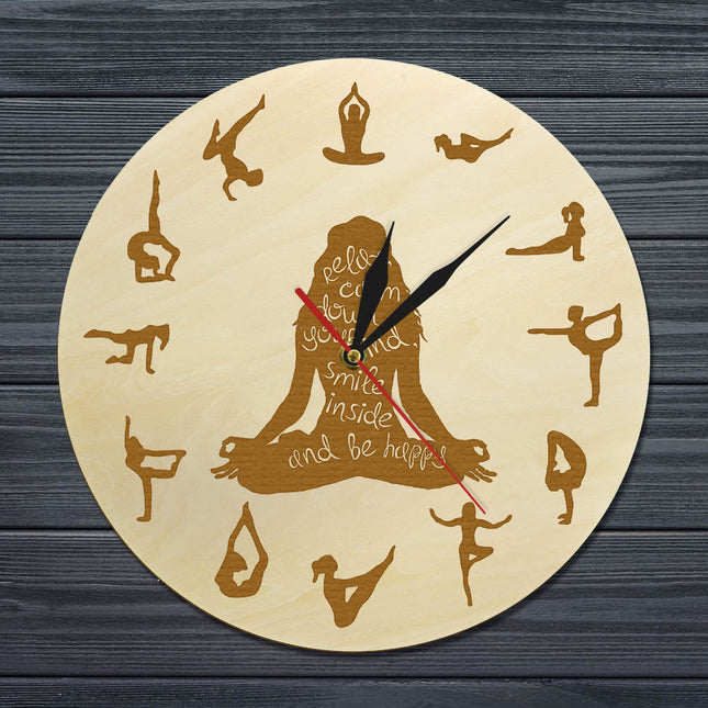 Väggklocka i trä med yogapositioner