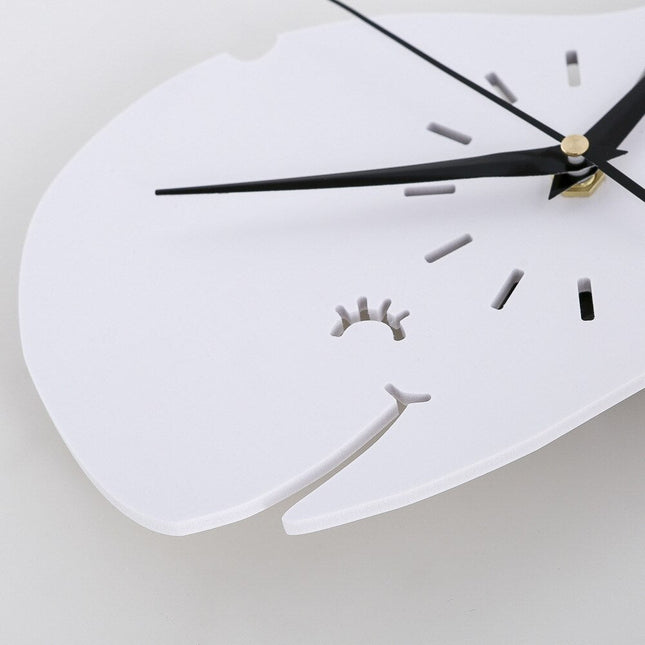 Väggklocka för barnrum i val-form