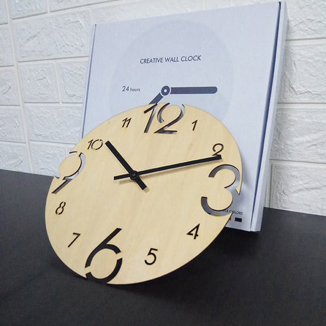 Väggklocka i trä med stora siffror