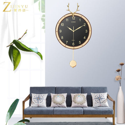 Väggklocka med hjorthorn och pendel