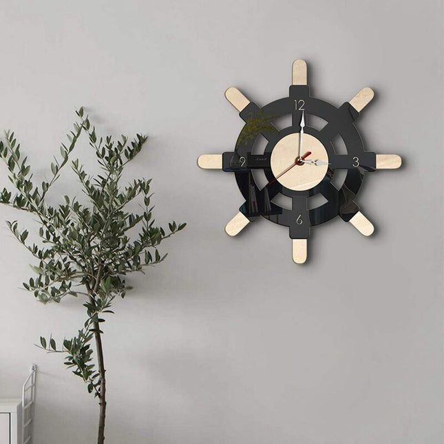 Väggklocka i trä formad som skeppsratt
