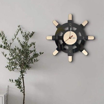 Väggklocka i trä formad som skeppsratt