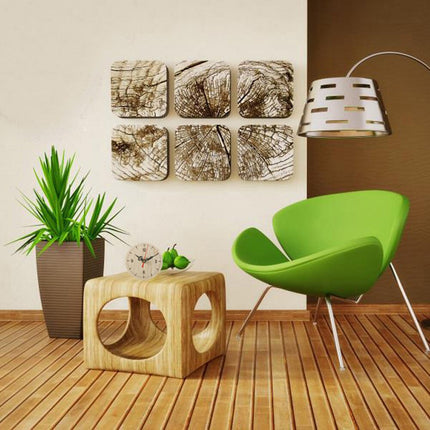 Klassisk liten väggklocka i ljust trä