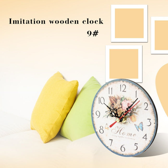 Vintage väggklocka i trä med blommor