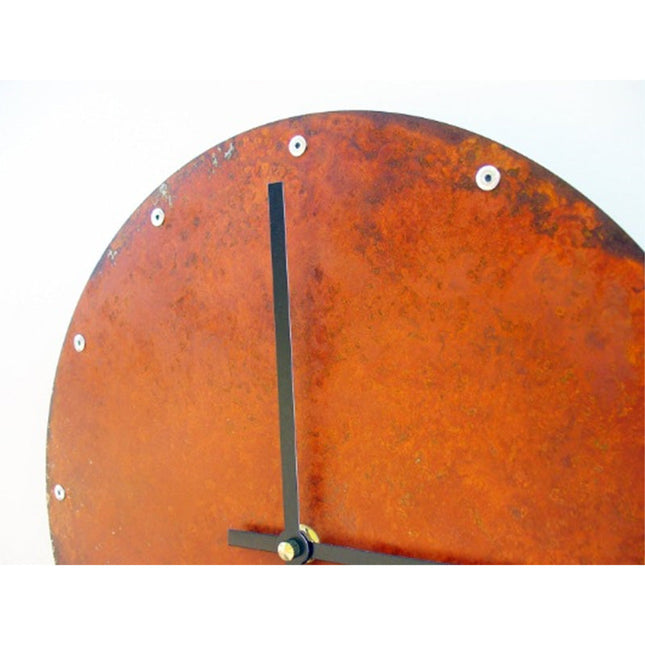 Industriell väggklocka med rostig effekt