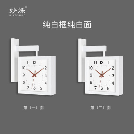 Fyrkantig dubbelsidig väggklocka i trä