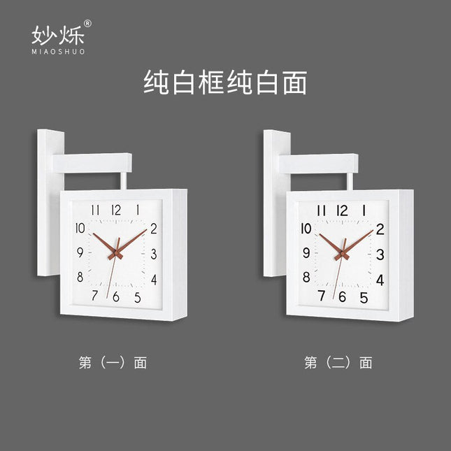 Fyrkantig dubbelsidig väggklocka i trä