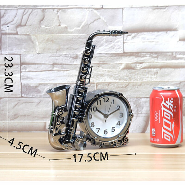 Bordsklocka i metall formad som saxofon