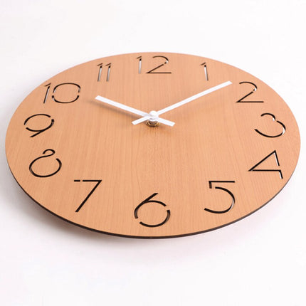 Svart modern väggklocka i trä