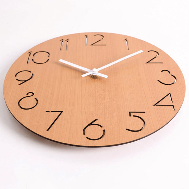 Svart modern väggklocka i trä