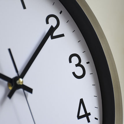 Enkel väggklocka med silverram