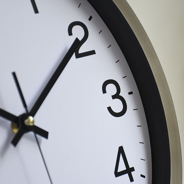 Enkel väggklocka med silverram