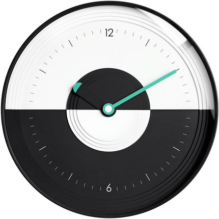 Modern väggklocka med yin yang-design