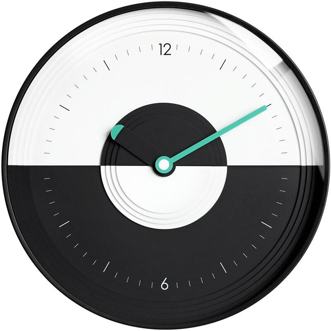 Modern väggklocka med yin yang-design
