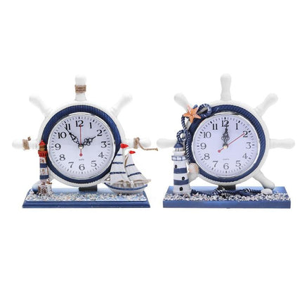 Maritim bordsklocka med fyr och roder