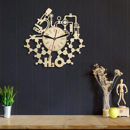 Väggklocka i trä med kemitema