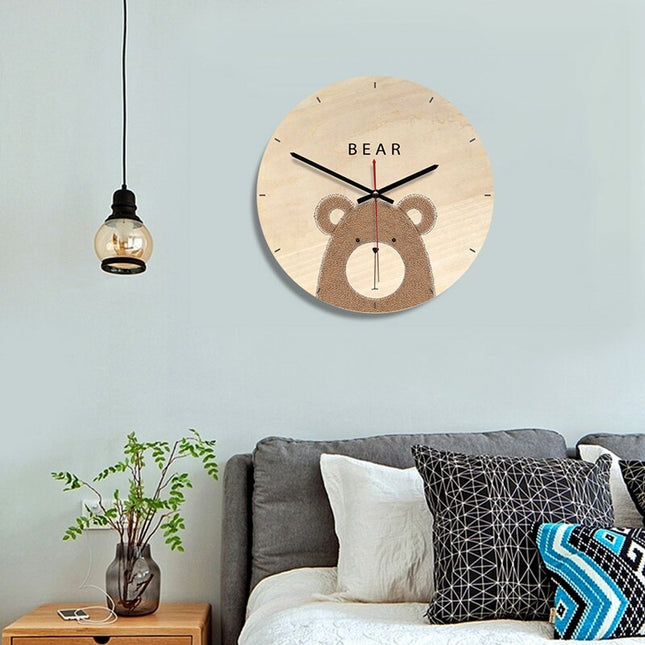 Väggklocka i trä med björnmotiv